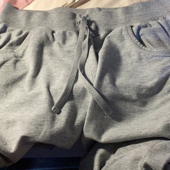 Hanes Jogger Capris. Z16 - Picture 3 of 4